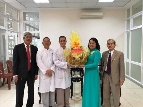 Thăm chúc mừng ngày thầy thuốc Việt Nam Tuệ Tĩnh Đường Hải Đức